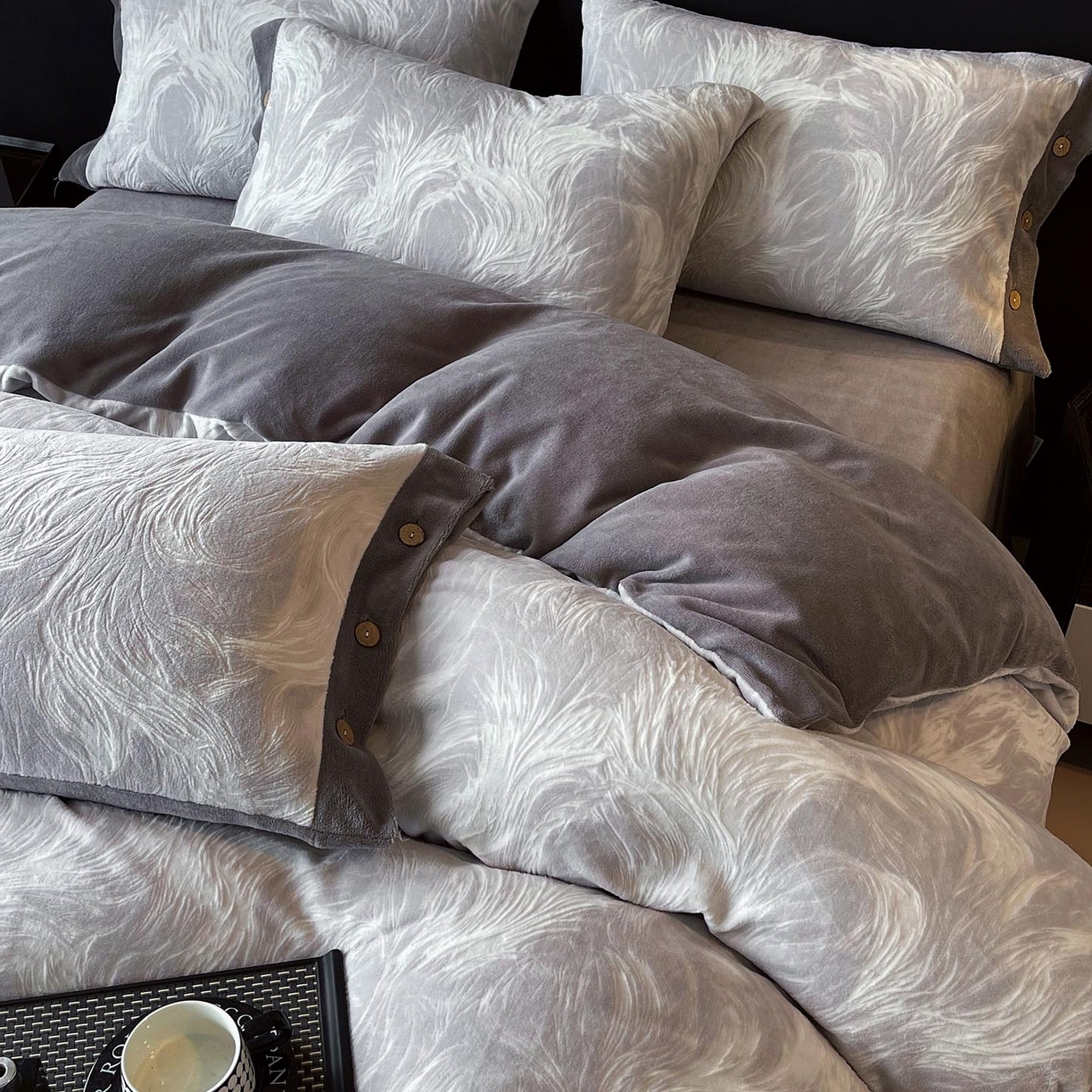 91家纺网 家纺一手货源 找家纺 （总）帅露家纺 2025秋冬新款A类高克重着色烂花立体雕花牛奶绒纽扣款四件套