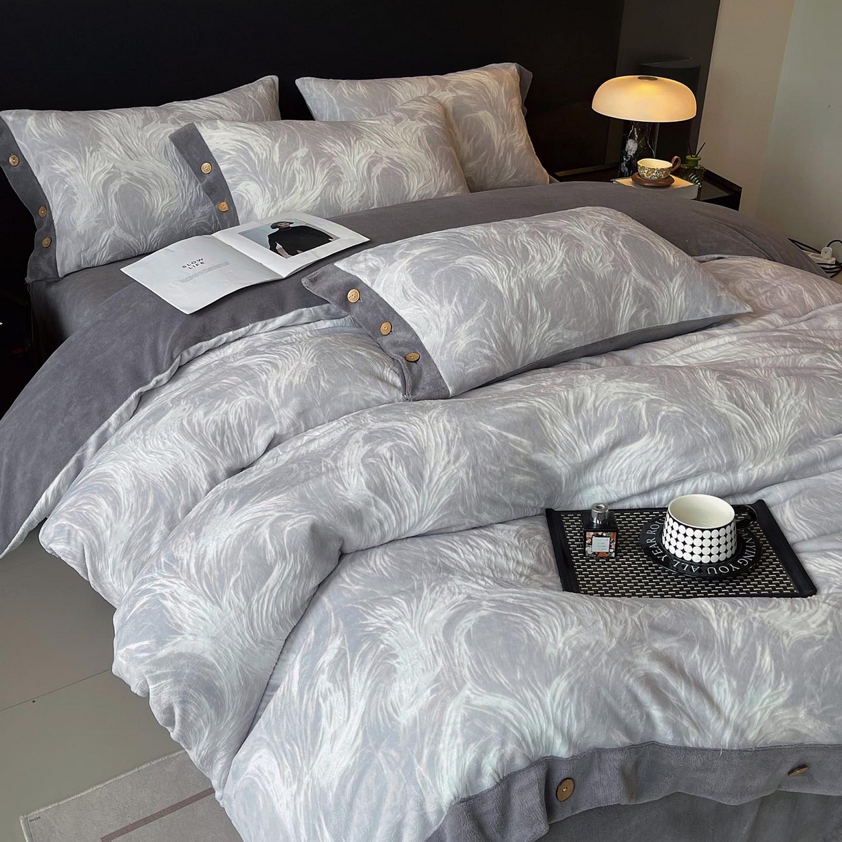 91家纺网 家纺一手货源 找家纺 （总）帅露家纺 2025秋冬新款A类高克重着色烂花立体雕花牛奶绒纽扣款四件套