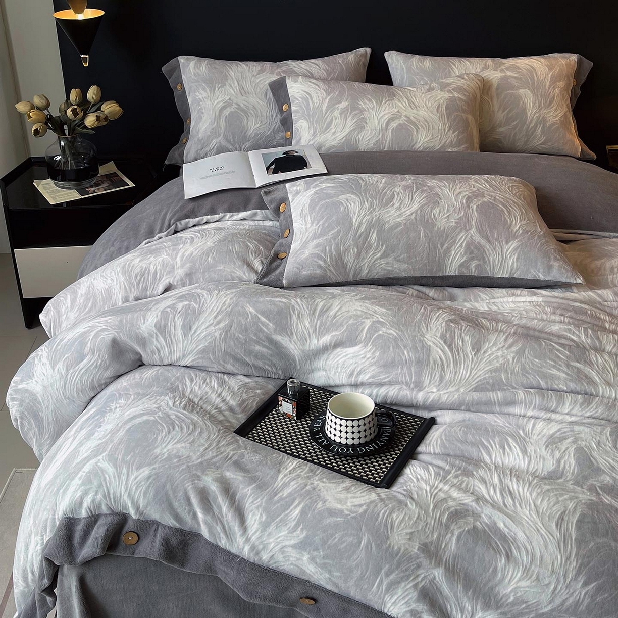 91家纺网 家纺一手货源 找家纺 （总）帅露家纺 2025秋冬新款A类高克重着色烂花立体雕花牛奶绒纽扣款四件套