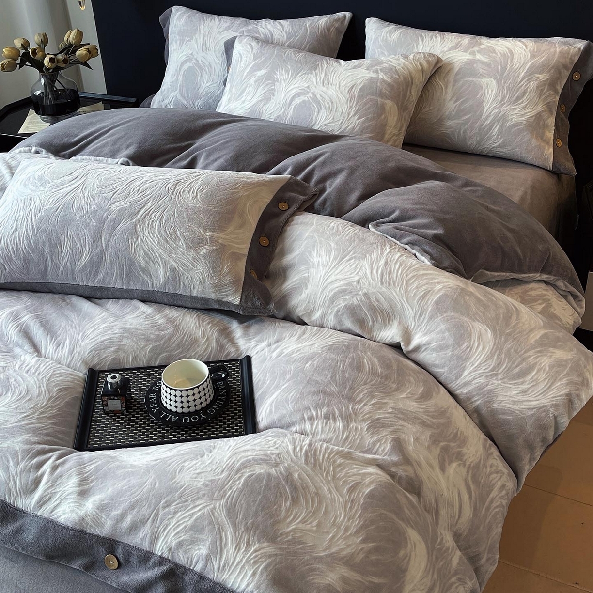 91家纺网 家纺一手货源 找家纺 （总）帅露家纺 2025秋冬新款A类高克重着色烂花立体雕花牛奶绒纽扣款四件套