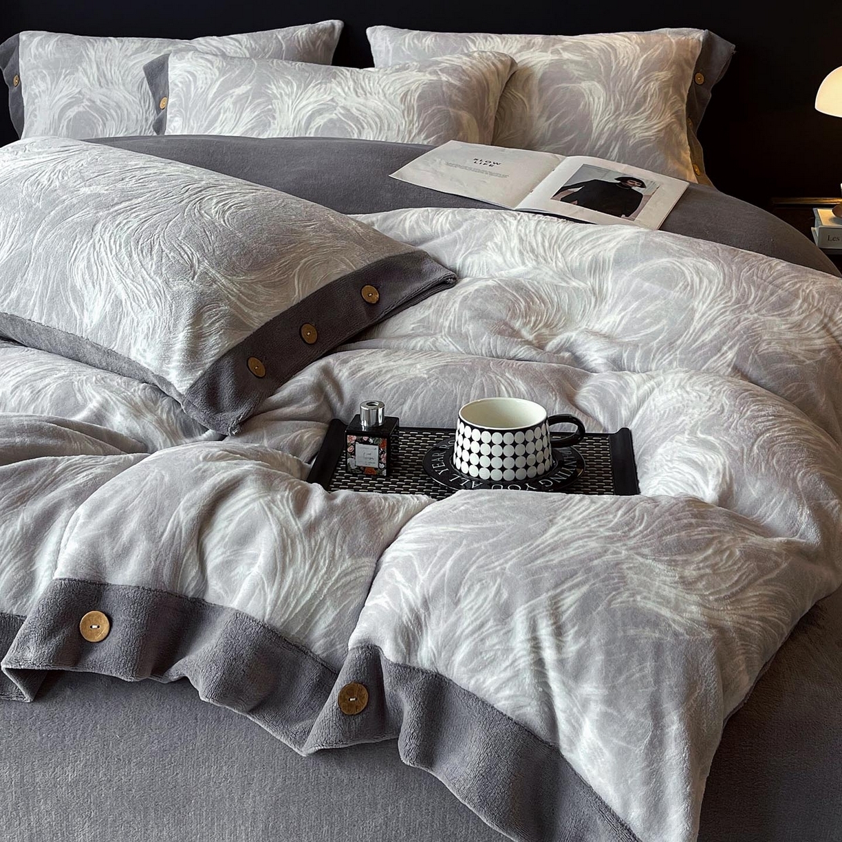 91家纺网 家纺一手货源 找家纺 （总）帅露家纺 2025秋冬新款A类高克重着色烂花立体雕花牛奶绒纽扣款四件套