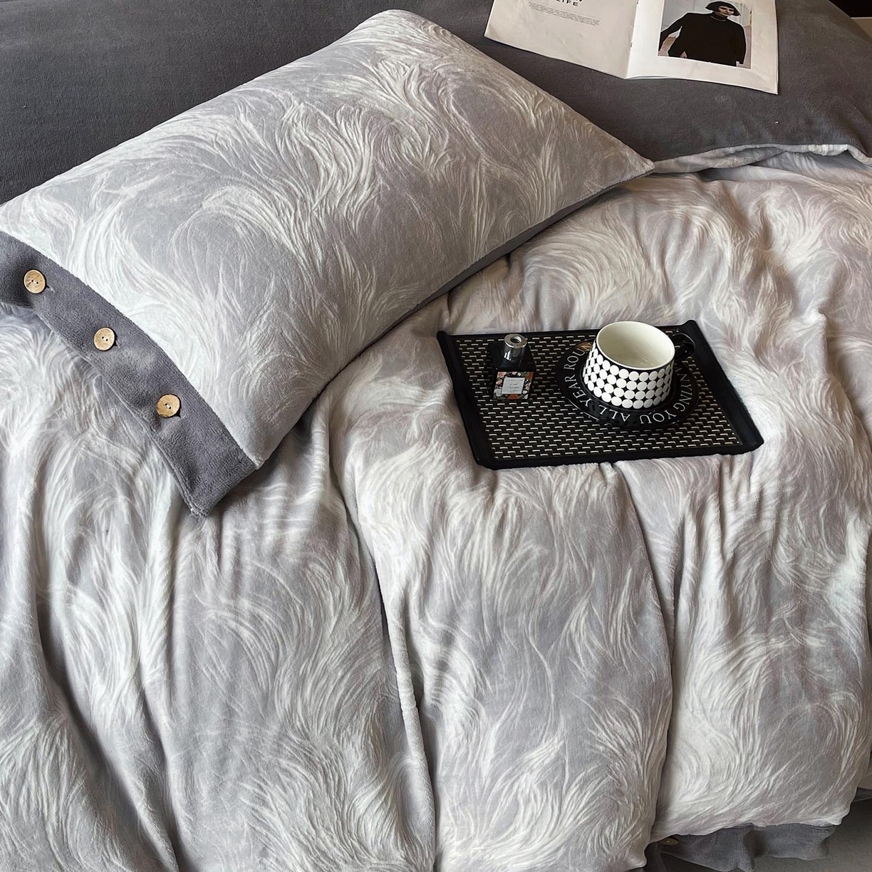 91家纺网 家纺一手货源 找家纺 （总）帅露家纺 2025秋冬新款A类高克重着色烂花立体雕花牛奶绒纽扣款四件套