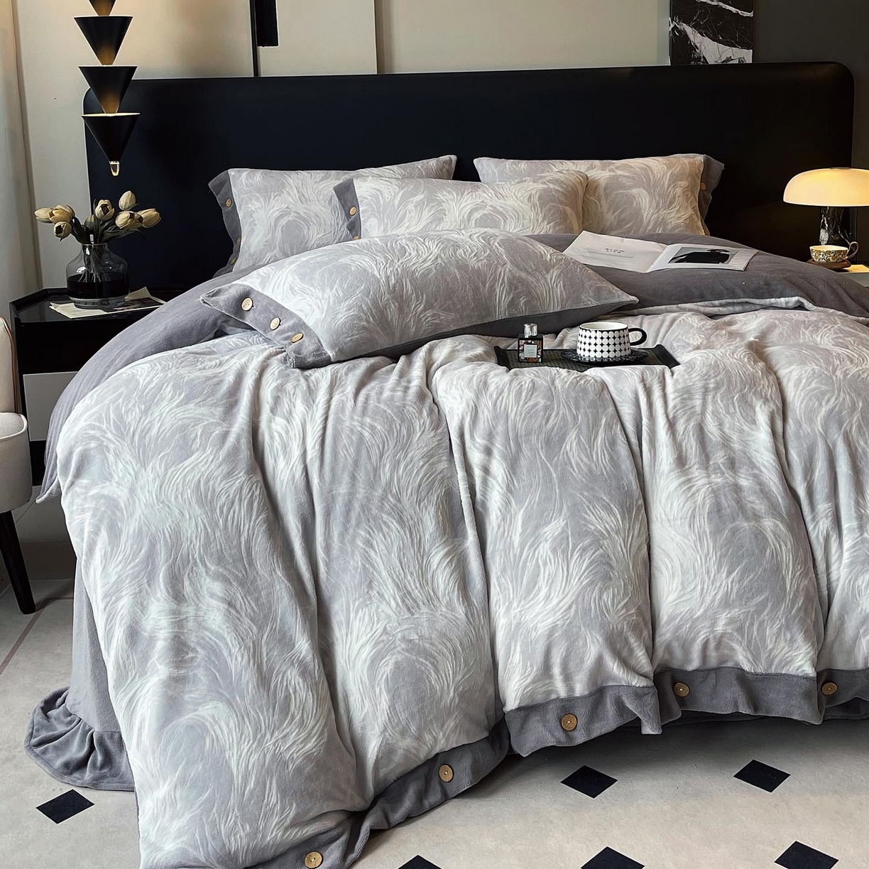 91家纺网 家纺一手货源 找家纺 （总）帅露家纺 2025秋冬新款A类高克重着色烂花立体雕花牛奶绒纽扣款四件套