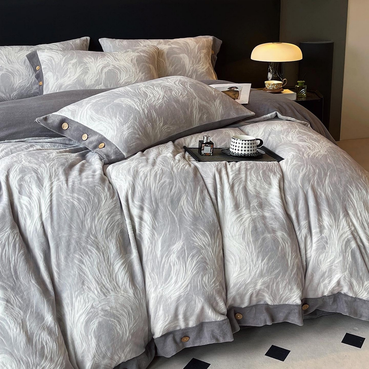 91家纺网 家纺一手货源 找家纺 （总）帅露家纺 2025秋冬新款A类高克重着色烂花立体雕花牛奶绒纽扣款四件套