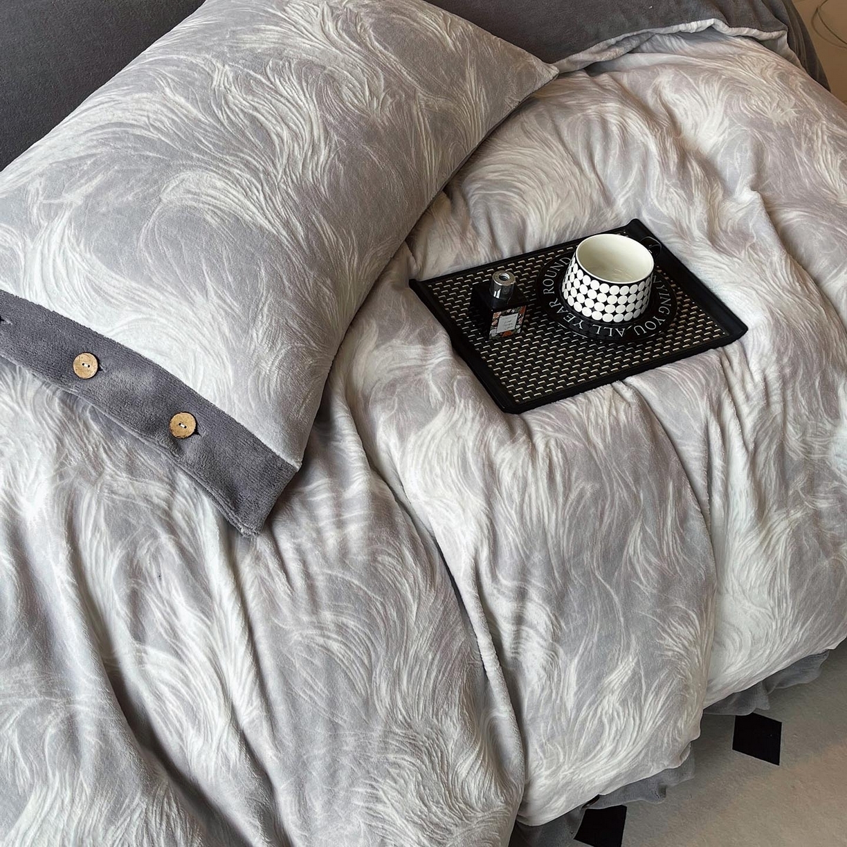 91家纺网 家纺一手货源 找家纺 （总）帅露家纺 2025秋冬新款A类高克重着色烂花立体雕花牛奶绒纽扣款四件套