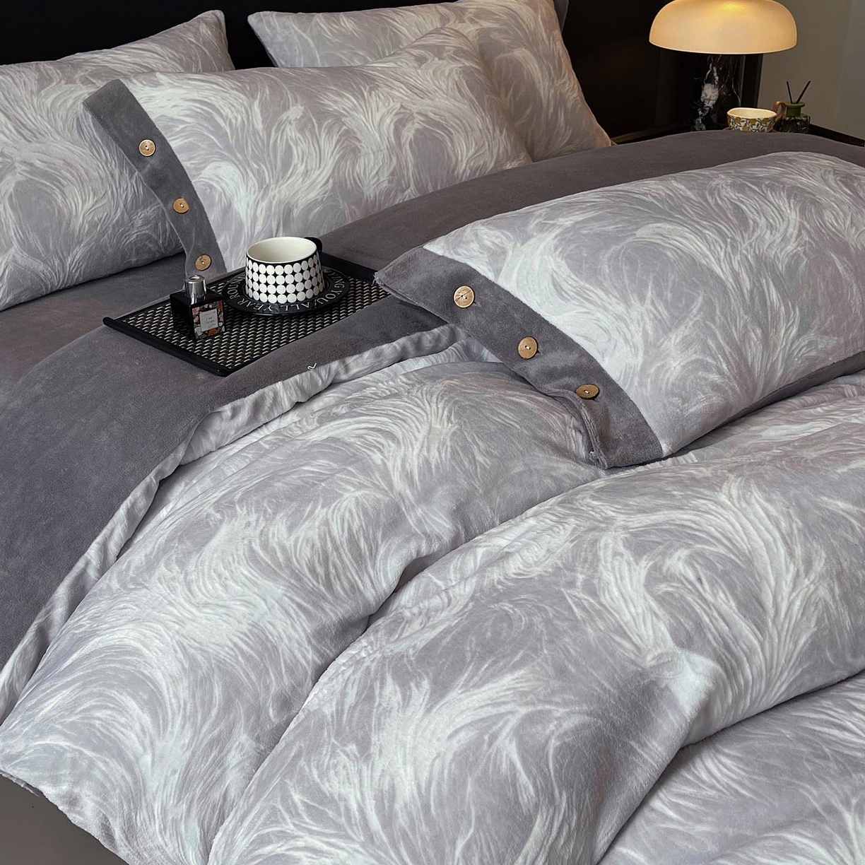 91家纺网 家纺一手货源 找家纺 （总）帅露家纺 2025秋冬新款A类高克重着色烂花立体雕花牛奶绒纽扣款四件套