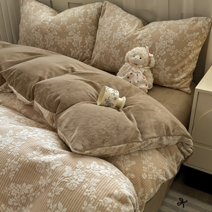 91家纺网 家纺一手货源 找家纺 欣宜家纺 2025新款雕花绒牛奶绒四件套 花叶绵绵-咖