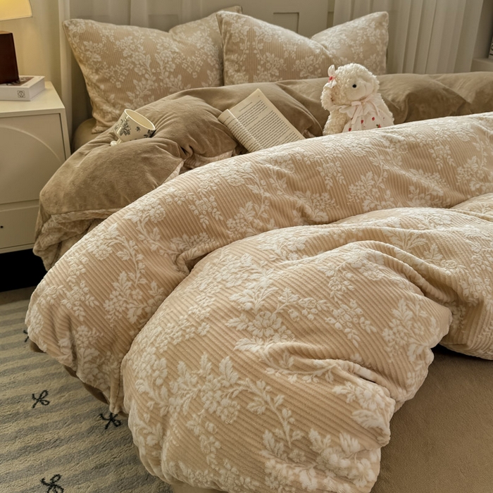 91家纺网 家纺一手货源 找家纺 欣宜家纺 2025新款雕花绒牛奶绒四件套 花叶绵绵-咖