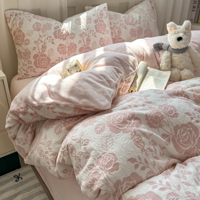 91家纺网 家纺一手货源 找家纺 欣宜家纺 2025新款雕花绒牛奶绒四件套 玫瑰花舞--粉