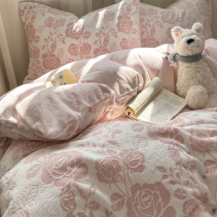 91家纺网 家纺一手货源 找家纺 欣宜家纺 2025新款雕花绒牛奶绒四件套 玫瑰花舞--粉