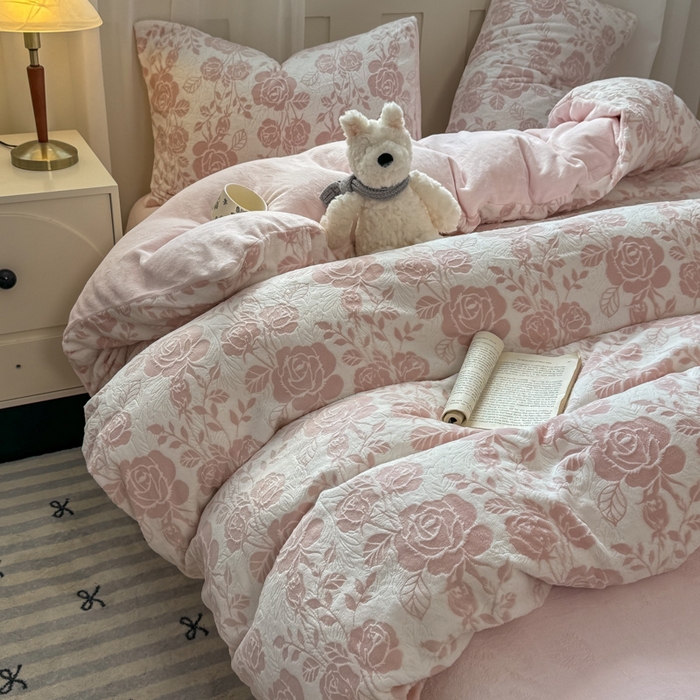 91家纺网 家纺一手货源 找家纺 欣宜家纺 2025新款雕花绒牛奶绒四件套 玫瑰花舞--粉
