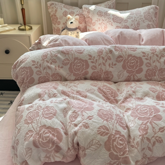 91家纺网 家纺一手货源 找家纺 欣宜家纺 2025新款雕花绒牛奶绒四件套 玫瑰花舞--粉
