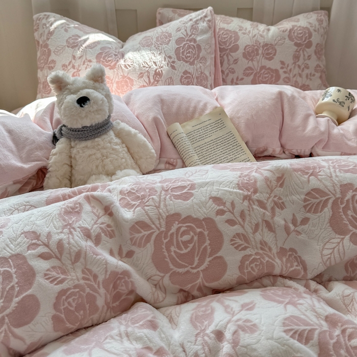 91家纺网 家纺一手货源 找家纺 欣宜家纺 2025新款雕花绒牛奶绒四件套 玫瑰花舞--粉