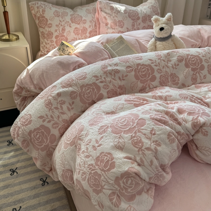 91家纺网 家纺一手货源 找家纺 欣宜家纺 2025新款雕花绒牛奶绒四件套 玫瑰花舞--粉