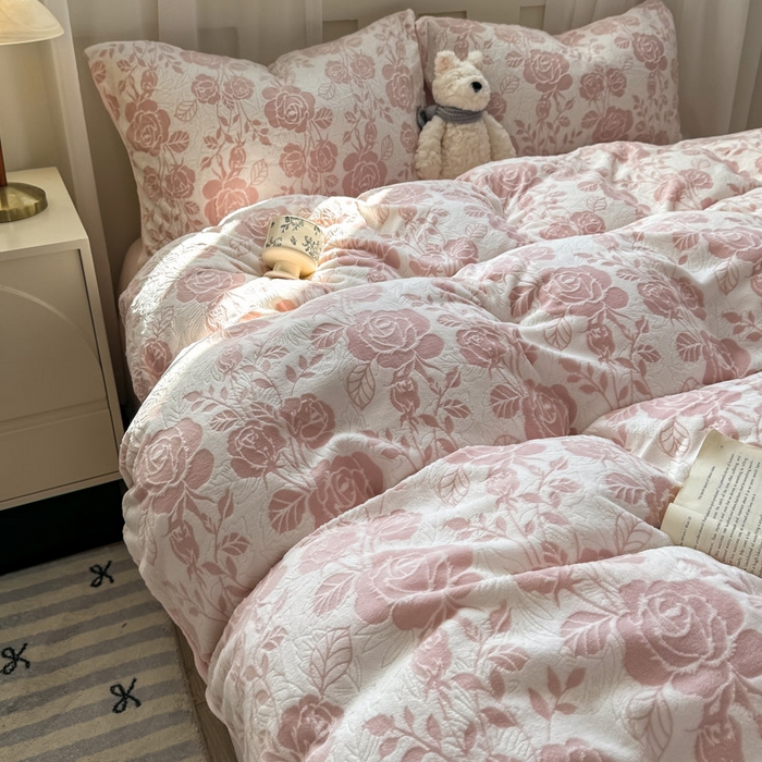91家纺网 家纺一手货源 找家纺 欣宜家纺 2025新款雕花绒牛奶绒四件套 玫瑰花舞--粉