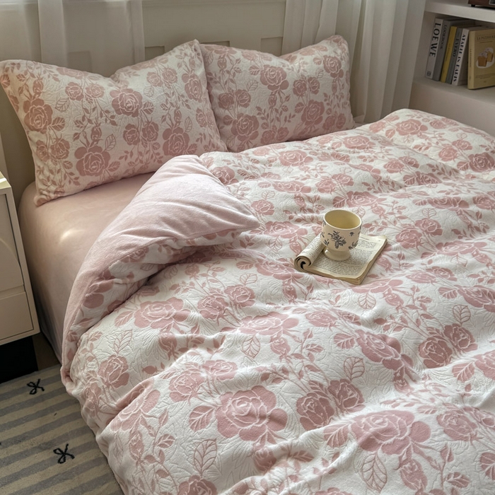 91家纺网 家纺一手货源 找家纺 欣宜家纺 2025新款雕花绒牛奶绒四件套 玫瑰花舞--粉