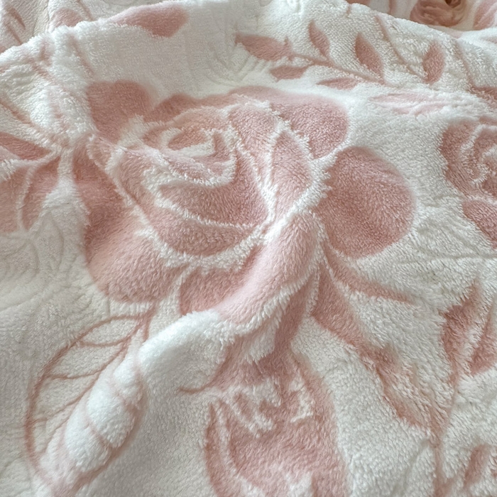91家纺网 家纺一手货源 找家纺 欣宜家纺 2025新款雕花绒牛奶绒四件套 玫瑰花舞--粉