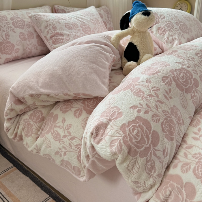 91家纺网 家纺一手货源 找家纺 欣宜家纺 2025新款雕花绒牛奶绒四件套 玫瑰花舞--粉