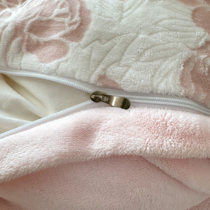 91家纺网 家纺一手货源 找家纺 欣宜家纺 2025新款雕花绒牛奶绒四件套 玫瑰花舞--粉