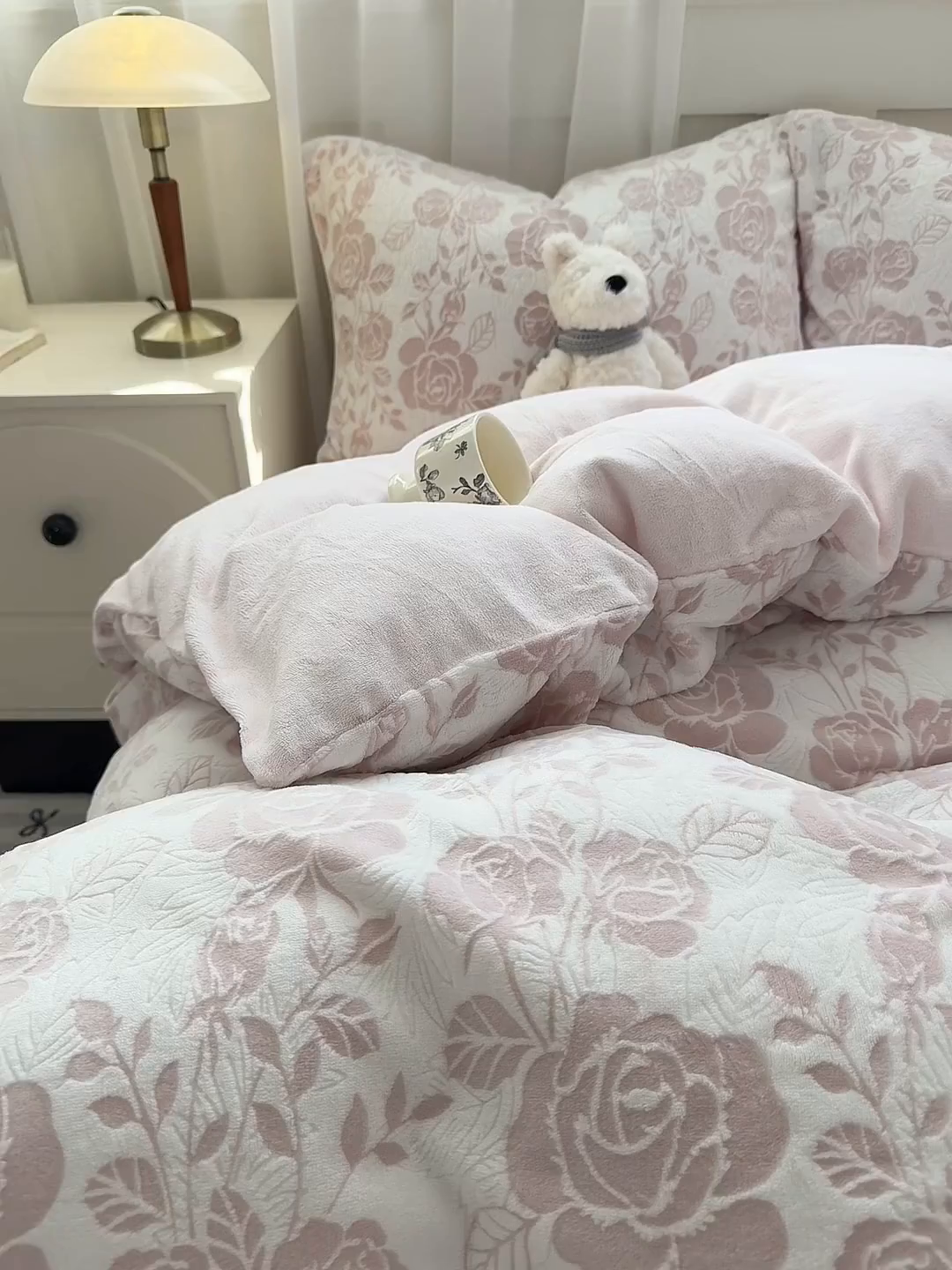 91家纺网 家纺一手货源 找家纺 欣宜家纺 2025新款雕花绒牛奶绒四件套 玫瑰花舞--粉