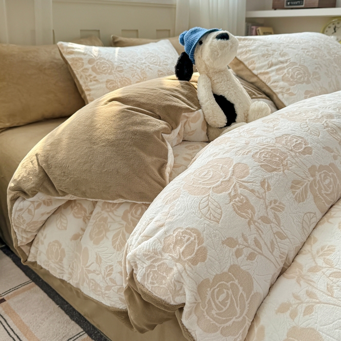 91家纺网 家纺一手货源 找家纺 欣宜家纺 2025新款雕花绒牛奶绒四件套 玫瑰花舞-咖