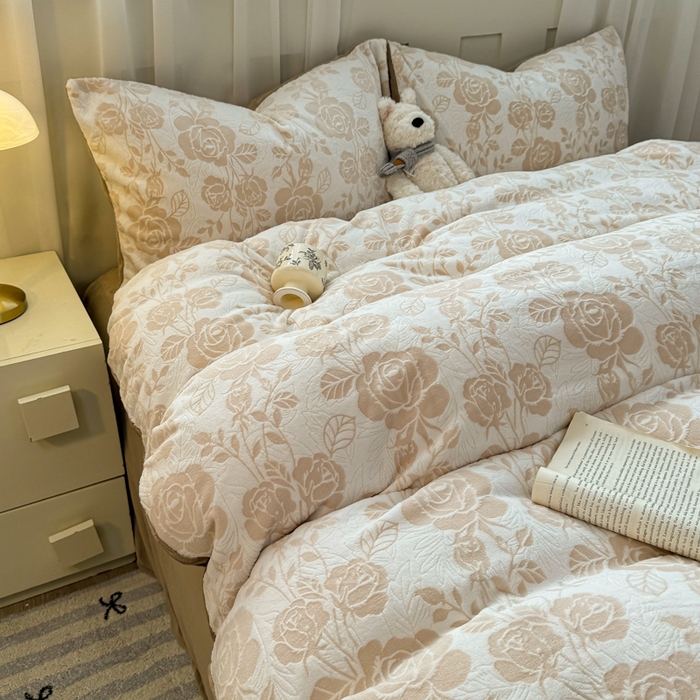 91家纺网 家纺一手货源 找家纺 欣宜家纺 2025新款雕花绒牛奶绒四件套 玫瑰花舞-咖