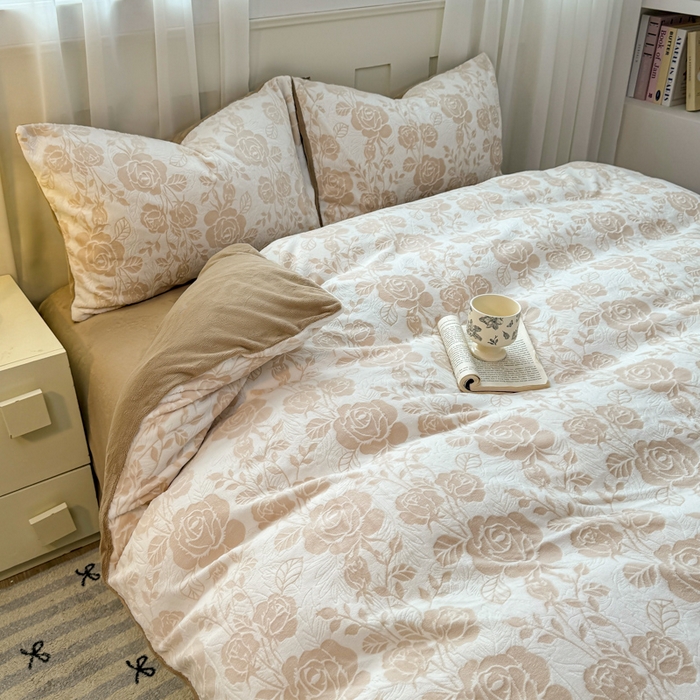 91家纺网 家纺一手货源 找家纺 欣宜家纺 2025新款雕花绒牛奶绒四件套 玫瑰花舞-咖