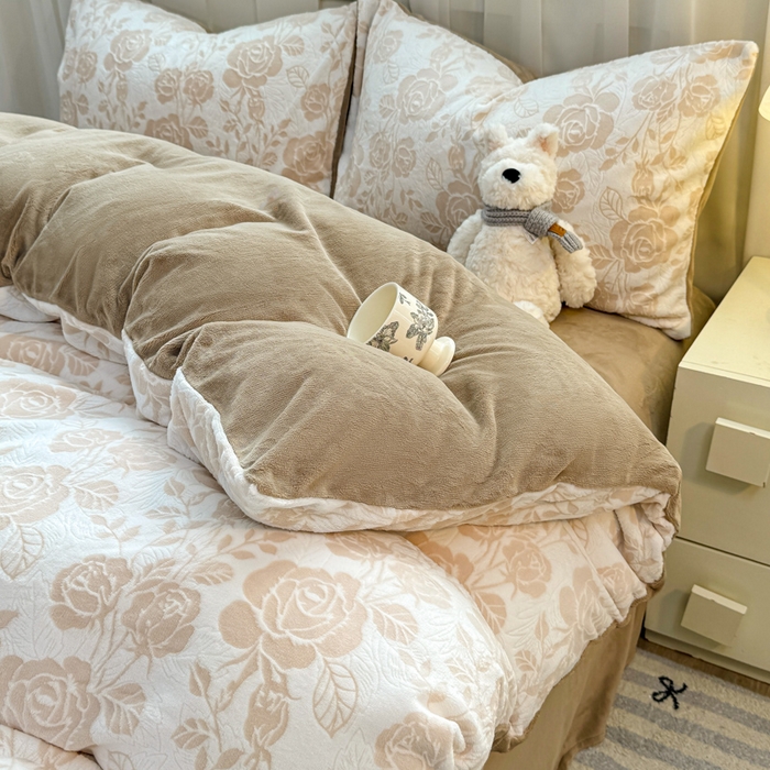 91家纺网 家纺一手货源 找家纺 欣宜家纺 2025新款雕花绒牛奶绒四件套 玫瑰花舞-咖