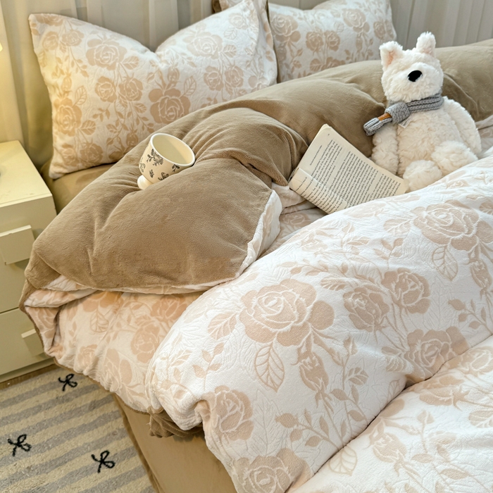 91家纺网 家纺一手货源 找家纺 欣宜家纺 2025新款雕花绒牛奶绒四件套 玫瑰花舞-咖