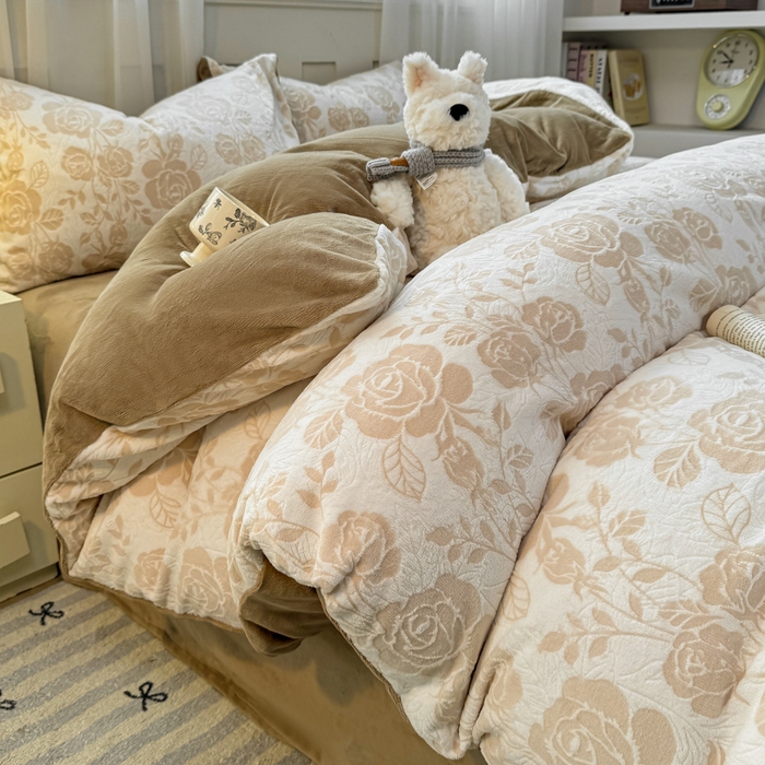 91家纺网 家纺一手货源 找家纺 欣宜家纺 2025新款雕花绒牛奶绒四件套 玫瑰花舞-咖