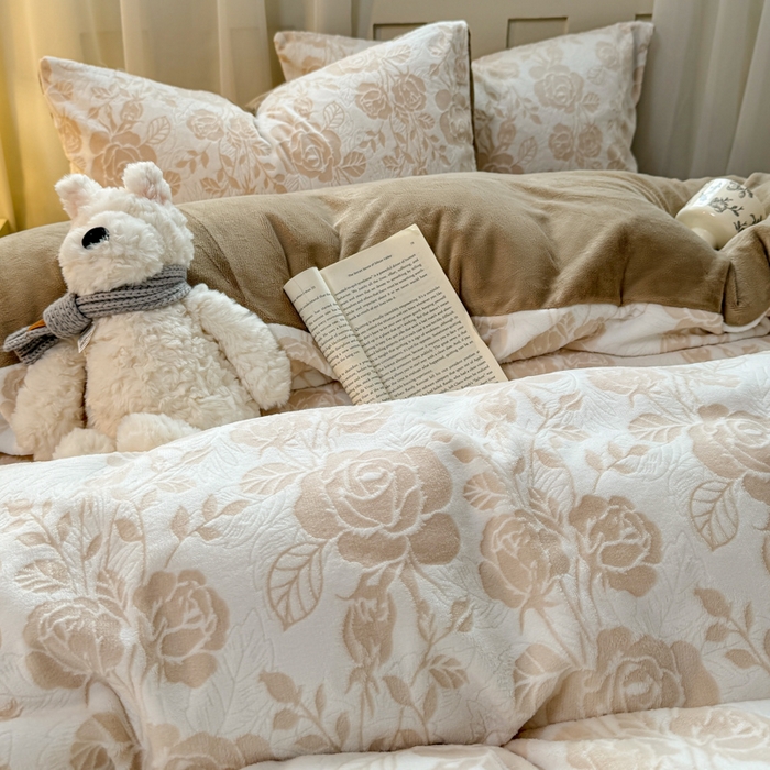 91家纺网 家纺一手货源 找家纺 欣宜家纺 2025新款雕花绒牛奶绒四件套 玫瑰花舞-咖