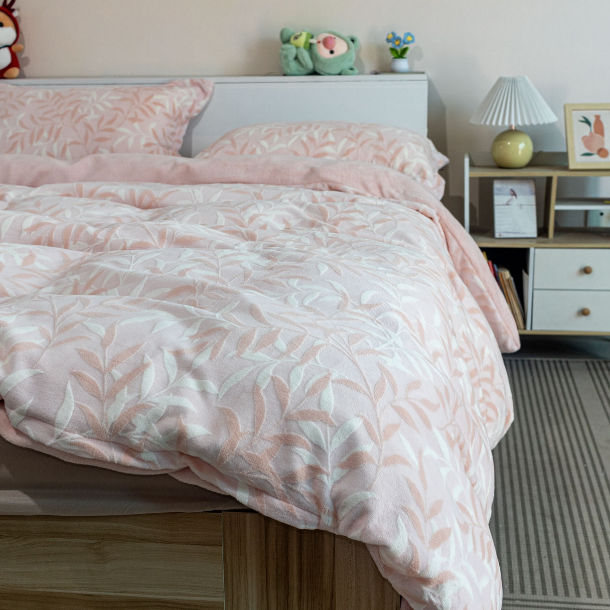 欣宜家纺 2025新款雕花绒牛奶绒四件套 叶叶细雨粉