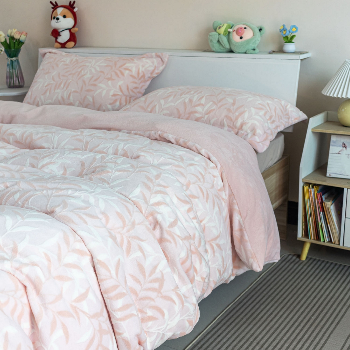 91家纺网 家纺一手货源 找家纺 欣宜家纺 2025新款雕花绒牛奶绒四件套 叶叶细雨粉