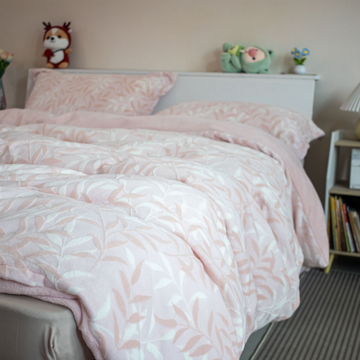 91家纺网 家纺一手货源 找家纺 欣宜家纺 2025新款雕花绒牛奶绒四件套 叶叶细雨粉