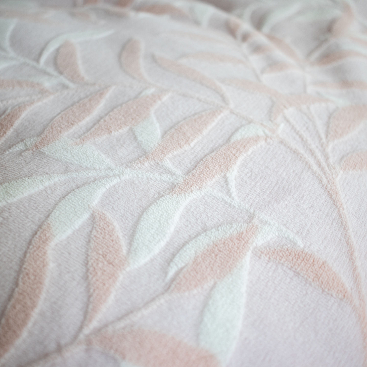 91家纺网 家纺一手货源 找家纺 欣宜家纺 2025新款雕花绒牛奶绒四件套 叶叶细雨粉