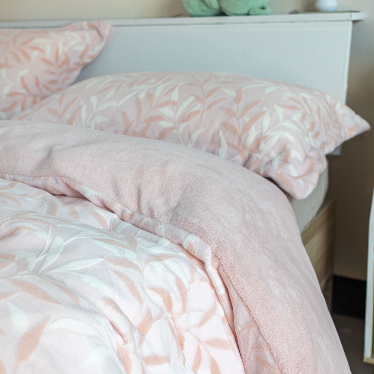 91家纺网 家纺一手货源 找家纺 欣宜家纺 2025新款雕花绒牛奶绒四件套 叶叶细雨粉