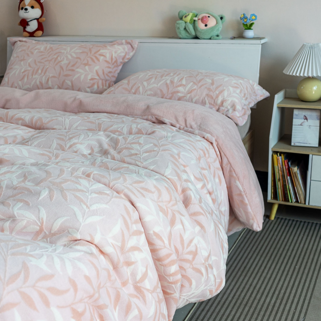 91家纺网 家纺一手货源 找家纺 欣宜家纺 2025新款雕花绒牛奶绒四件套 叶叶细雨粉