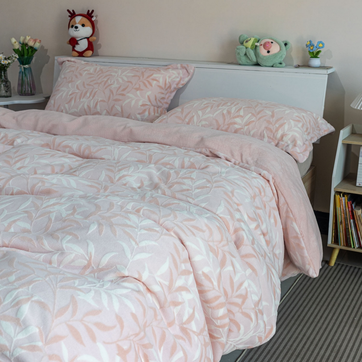 91家纺网 家纺一手货源 找家纺 欣宜家纺 2025新款雕花绒牛奶绒四件套 叶叶细雨粉