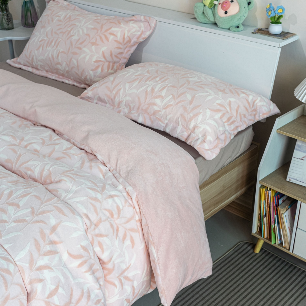 91家纺网 家纺一手货源 找家纺 欣宜家纺 2025新款雕花绒牛奶绒四件套 叶叶细雨粉