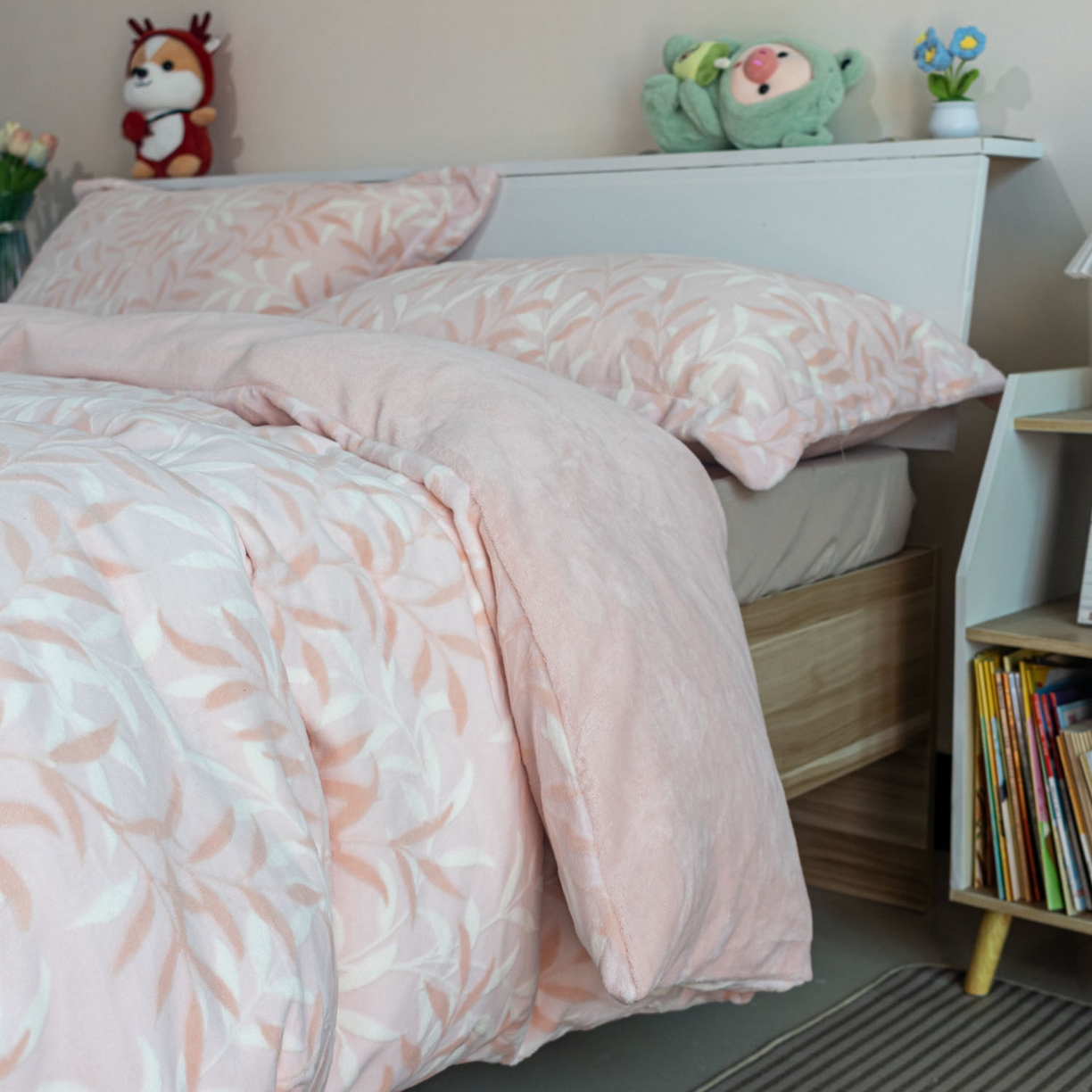 91家纺网 家纺一手货源 找家纺 欣宜家纺 2025新款雕花绒牛奶绒四件套 叶叶细雨粉