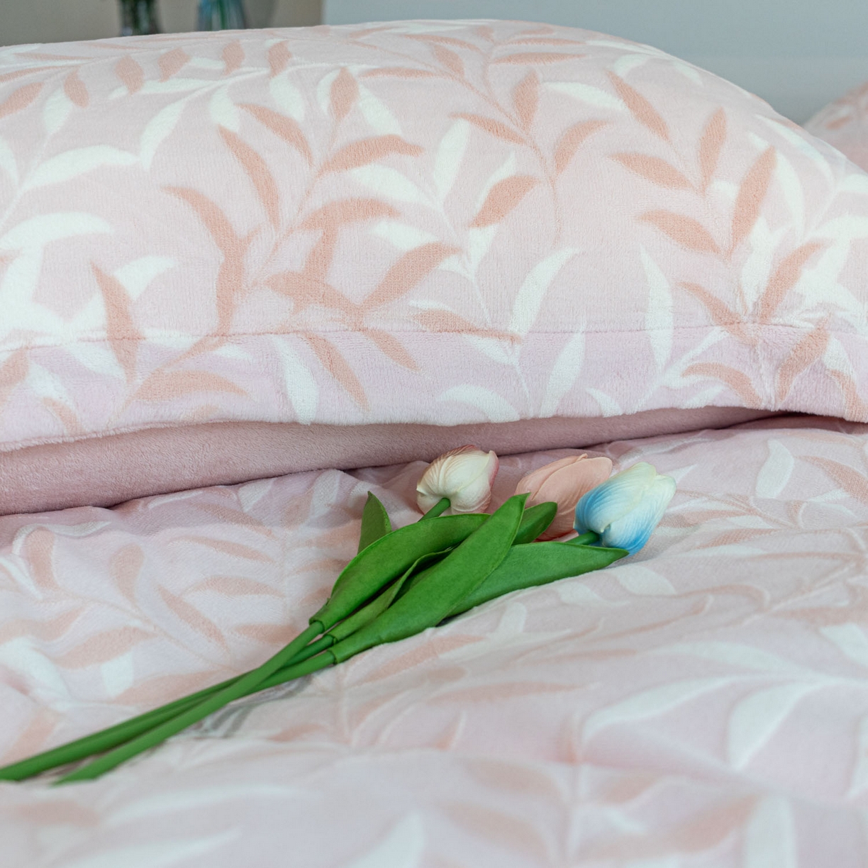 91家纺网 家纺一手货源 找家纺 欣宜家纺 2025新款雕花绒牛奶绒四件套 叶叶细雨粉