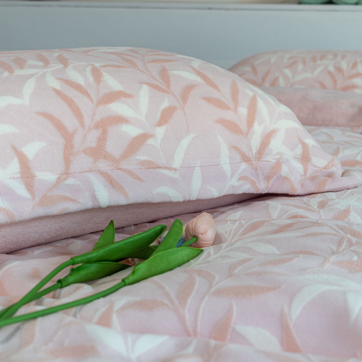 91家纺网 家纺一手货源 找家纺 欣宜家纺 2025新款雕花绒牛奶绒四件套 叶叶细雨粉