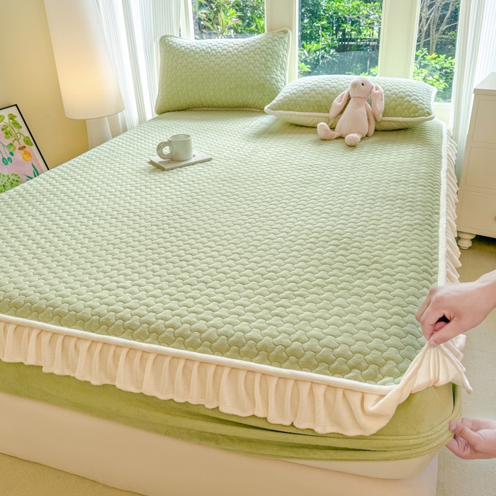 91家纺网 家纺一手货源 找家纺 （总）欣宜家纺 2025秋冬新款韩版牛奶绒床笠法式花边床罩床垫保护套