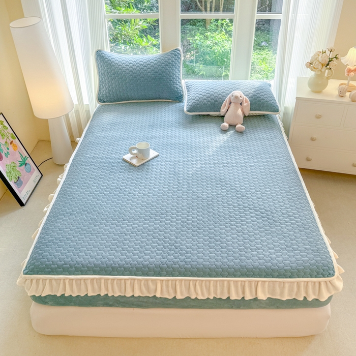 91家纺网 家纺一手货源 找家纺 （总）欣宜家纺 2025秋冬新款韩版牛奶绒床笠法式花边床罩床垫保护套