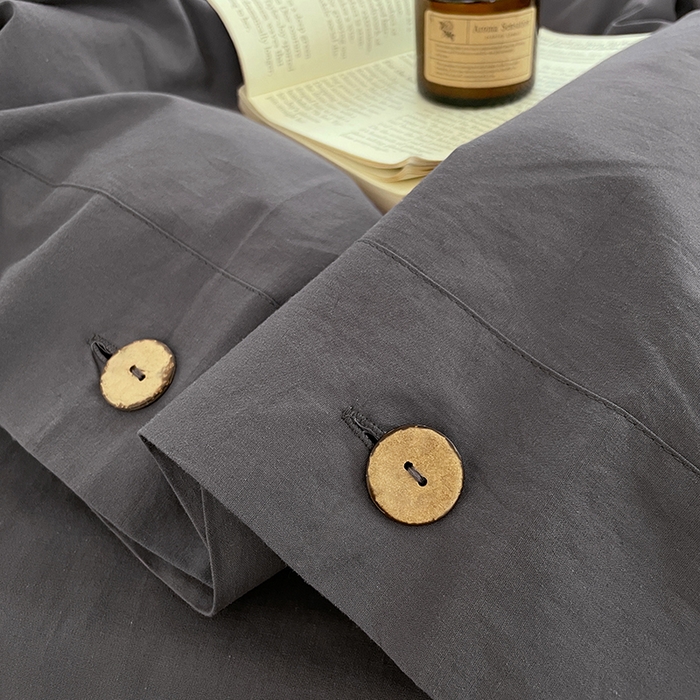 91家纺网 家纺一手货源 找家纺 yyds网供 2026新款A类仿汉麻棉麻纽扣款四件套复古水洗棉无印风三件套酒店民宿 纽扣银幽灰