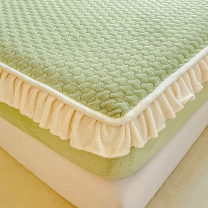 91家纺网 家纺一手货源 找家纺 欣宜家纺 2025秋冬新款韩版牛奶绒床笠法式花边床罩床垫保护套 果绿