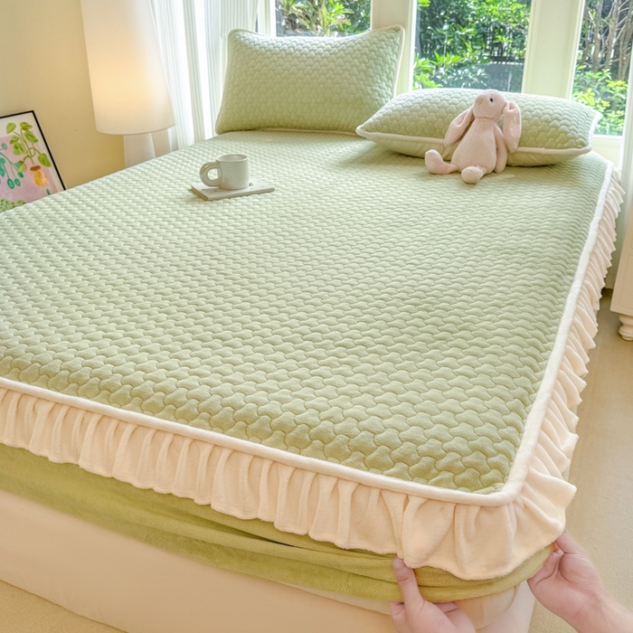 91家纺网 家纺一手货源 找家纺 欣宜家纺 2025秋冬新款韩版牛奶绒床笠法式花边床罩床垫保护套 果绿