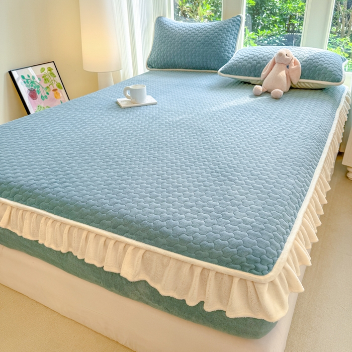 91家纺网 家纺一手货源 找家纺 欣宜家纺 2025秋冬新款韩版牛奶绒床笠法式花边床罩床垫保护套 湖蓝