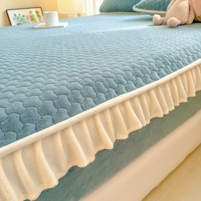 91家纺网 家纺一手货源 找家纺 欣宜家纺 2025秋冬新款韩版牛奶绒床笠法式花边床罩床垫保护套 湖蓝