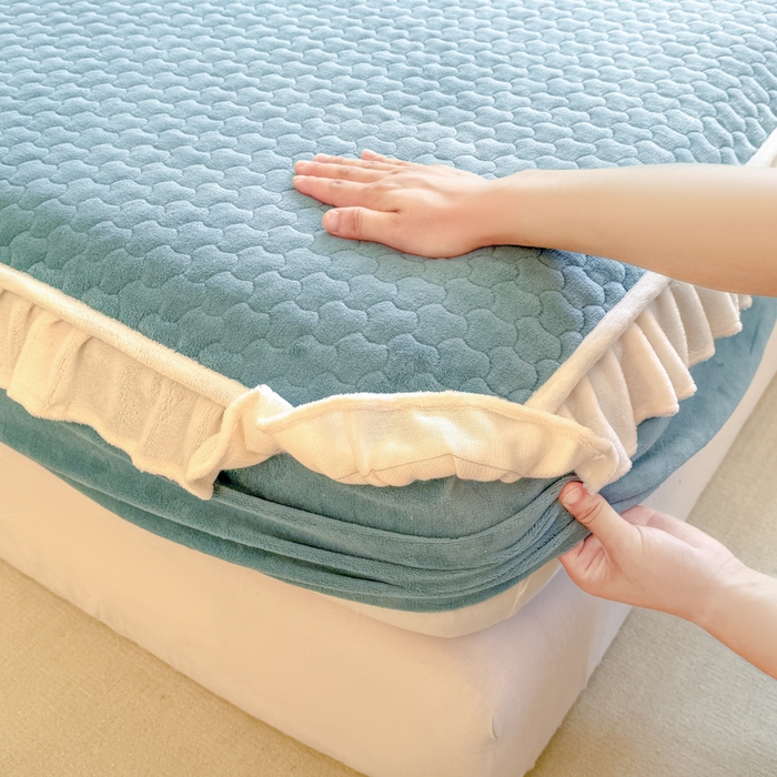 91家纺网 家纺一手货源 找家纺 欣宜家纺 2025秋冬新款韩版牛奶绒床笠法式花边床罩床垫保护套 湖蓝